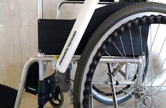 車椅子ブレーキに気軽に挿せる延長棒