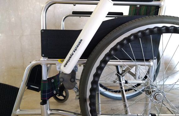 高齢者施設でラップの芯を車椅子ブレーキレバー見栄え的に良く無い